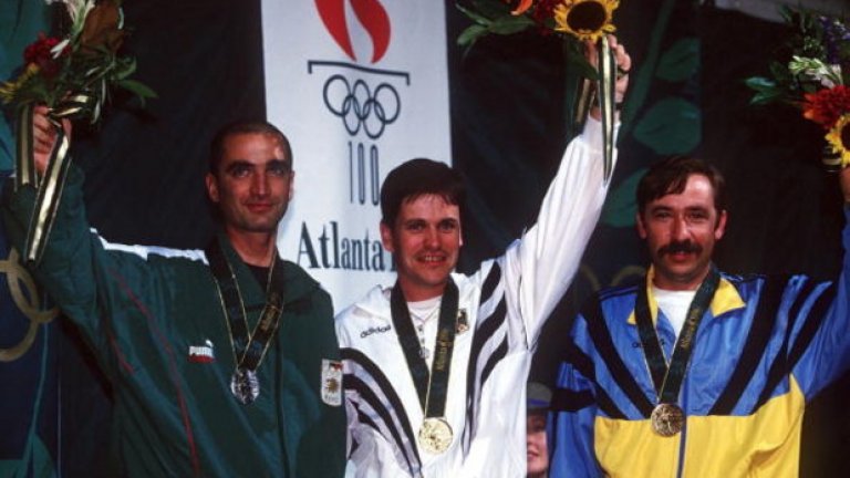 Емил печели сребро за България от Атланта 1996 и е част от тима ни в Барселона 1992, Сидни 2000 и Атина 2004. Емигрира преди 12 години и под знамето на новата си родина завършва 13-и в Лондон 2012. Милев тренира вечер, тъй като основната му професия е учител по физическо възпитание в Тампа. През ваканциите си взема неплатена отпуск и лети до Колорадо Спринг, където поддържа форма в местния олимпийски център. 