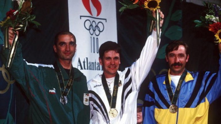 Емил печели сребро за България от Атланта 1996 и е част от тима ни в Барселона 1992, Сидни 2000 и Атина 2004. Емигрира преди 12 години и под знамето на новата си родина завършва 13-и в Лондон 2012. Милев тренира вечер, тъй като основната му професия е учител по физическо възпитание в Тампа. През ваканциите си взема неплатена отпуск и лети до Колорадо Спринг, където поддържа форма в местния олимпийски център.