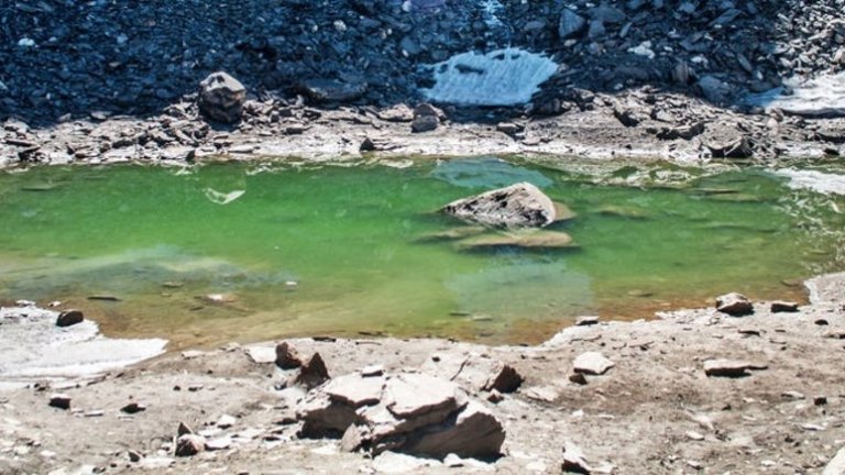 "Езерото на скелетите" се намира в провинцията Рукпунд, Индия, в единия край на Хималаите. През 1942-а няколко британски туристи откриват скелетите на над 200 души, замръзнали във водите на езерото. 

Изследователите установяват, че скелетите датират от 850-а година пр. Хр. Всички те имат странна пукнатина в черепите си. Загадка е как толкова много хора са загинали наведнъж, макар че най-вероятното предположение е буря с градушка. 

Никой обаче не може да е сигурен какво се е случило. Повечето скелети могат да се видят, когато е топло и водите на езерото са по-плитки.