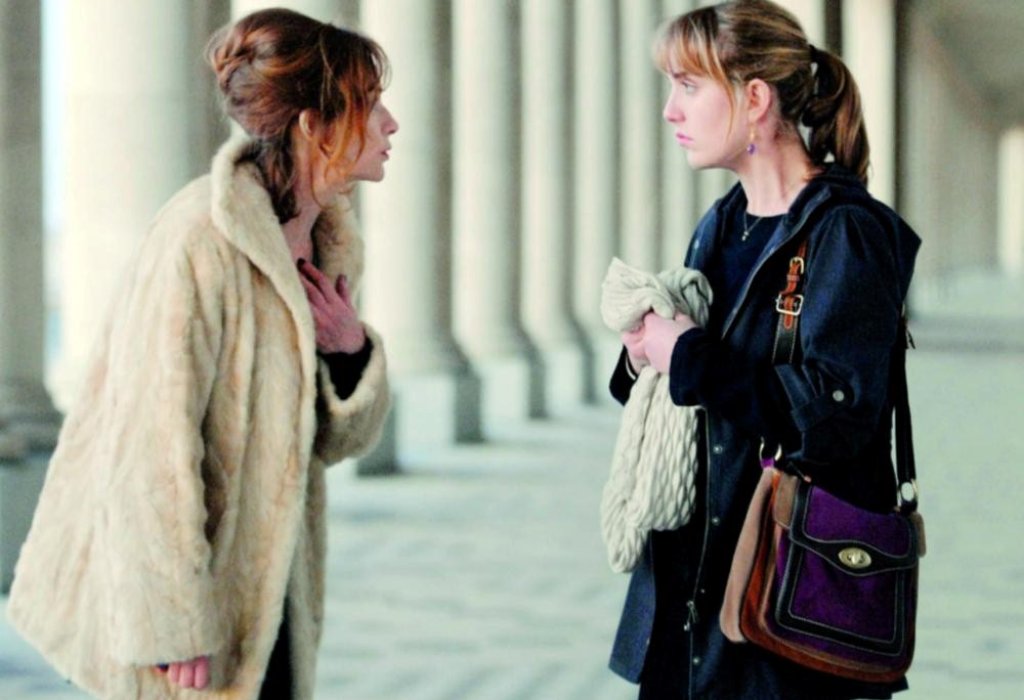 В Копакабана (2010) на режисьора Марк Фитуси, Изабел Юпер се превъплъщава в много различен от досегашните й роли персонаж - игрива, засмяна, облечена в пъстри дрехи майка, която се опитва да спечели отново доверието на дъщеря си. И не, филмът не е комедия