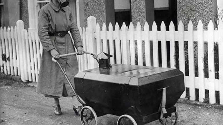 Жена с противогаз, Англия, 1938 г.