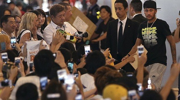 Хиляди фенове посрещнаха бразилеца в Токио