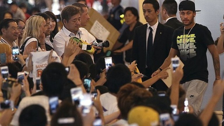 Хиляди фенове посрещнаха бразилеца в Токио
