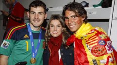 Двама от символите на испанския успех: Икер Касияс - капитанът на световния и европейски шампион по футбол (в ляво) и победителят от три от турнирите в Големия шлем тази година Рафаел Надал. По средата е доня Летисиа Ортиз-принцеса де Астуриас.