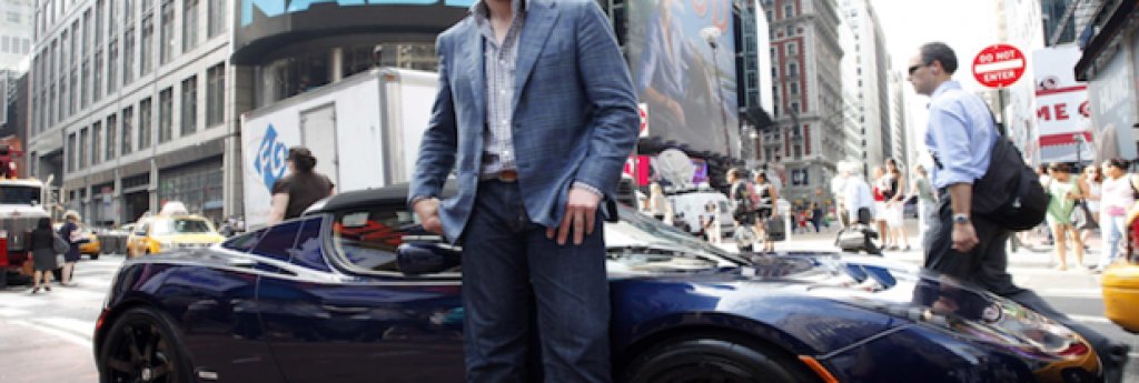Илон Мъск с Tesla Roadster при дебюта на компанията на фондовата борса