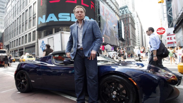 Илон Мъск с Tesla Roadster при дебюта на компанията на фондовата борса