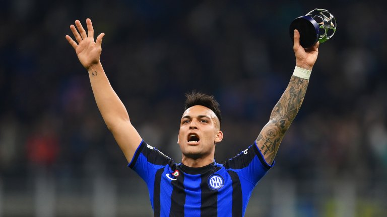 Лаутаро Мартинес с наградата за най-добър играч, след като донесе победата с 1:0 на Интер в полуфиналния реванш от Шампионската лига срещу градския съперник Милан.