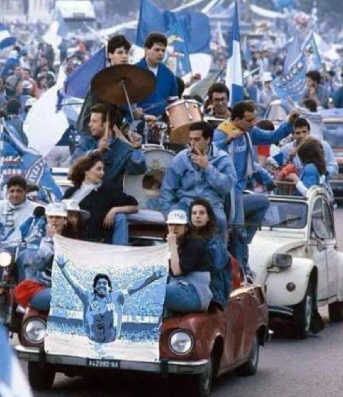 Феновете на Наполи празнуват по улиците на Неапол историческата първа титла на отбора през 1987-а.