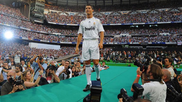 2009-а. Посрещна го пълен стадион при представянето му в Реал.