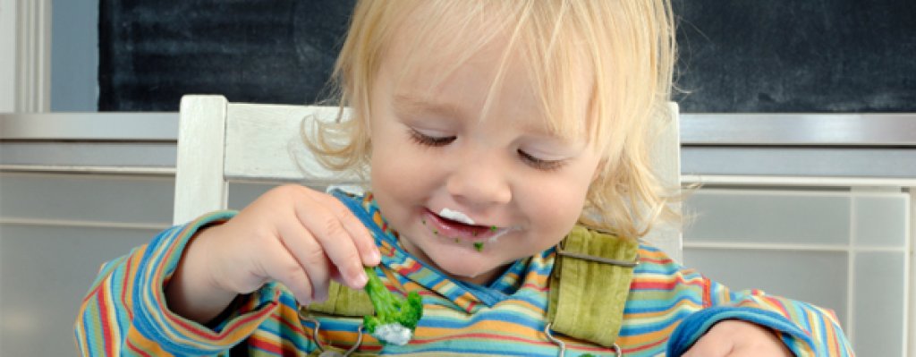 child-eating-broccoli