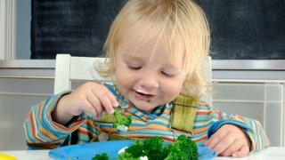 child-eating-broccoli