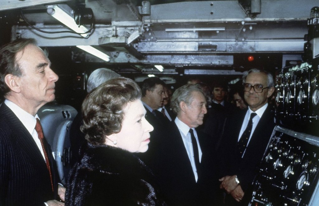 1985, Рупърт Мърдок ѝ показва печатницата на Times