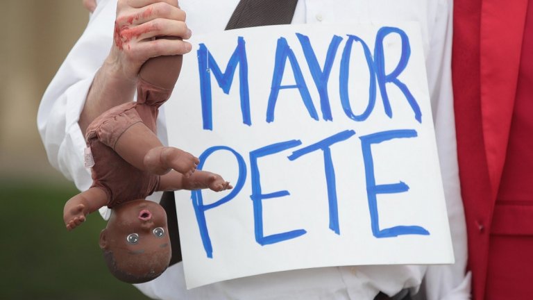 Той иска да бъде първият открит гей президент на САЩ. Въпросът е може ли да го постигне?