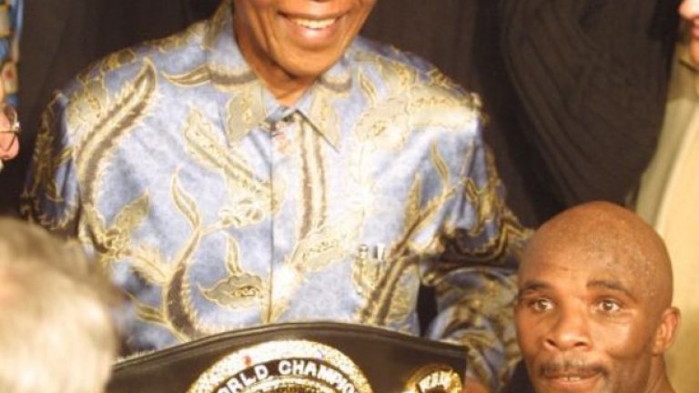 Джейкъб Матлала. Шампион в джобен формат. 147-сантиметровият южноафрикански боксьор успя да завоюва два шампионски пояса във версия WBO. Бейби Джейк почина през 2013-а на 51-годишна възраст.