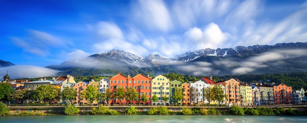 Инсбрук, столицата а Тирол, Австрия, ще ви впечатли с невероятна природа и любезно местно население, което можете да срещнете в традиционните кръчми на града или пък по време на някоя от организираните обиколки.