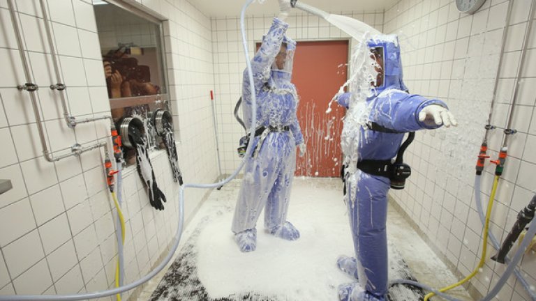Лекари от берлинската болница Charite направиха демонстрация пред журналисти на своите действия при случай на ебола. Клон 59 на тази болница е един от малкото в Германия, способни да поемат случаи на смъртоносния вирус. Тук лекар и медицинска сестра демонстрират процедура на деконтаминация като част от лечението на вируса  