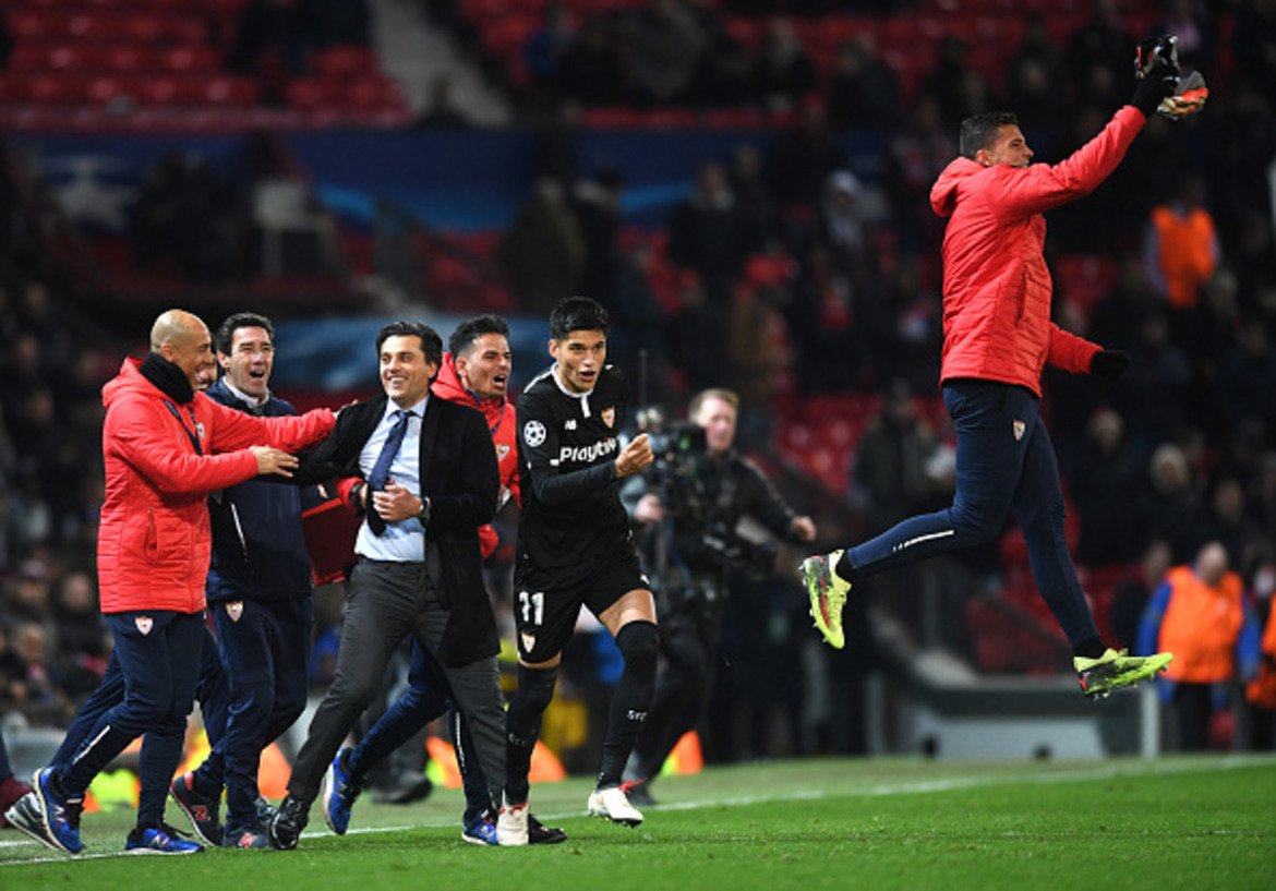 Винченцо Монтела и екипът му скачат от радост след последния съдийски сигнал и отстраняването на Манчестър Юнайтед