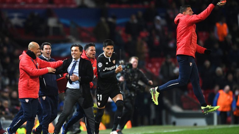 Винченцо Монтела и екипът му скачат от радост след последния съдийски сигнал и отстраняването на Манчестър Юнайтед