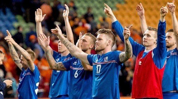 Исландия – къса резервна скамейка
Самият факт, че Исландия – страна с население от 300 000 души – ще играе на европейски футболни финали, и то за първи път – е страхотен. Островитяните играят практичен футбол в система 4-4-2, но им липсват лидерите. Един от тях – Арон Гунарсон игра само три пълни мача за Кардиф през тази календарна година и само един след средата на януари насам. Гунарсон е партньор в средата на терена на голямото име в състава – Гилфи Сигурдсон – от когото се очакват едва ли не чудеса. Чудеса обаче се случват рядко. Но не и никога…
