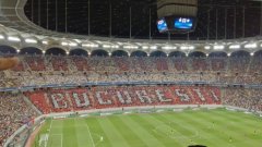 Нищо неподозиращите фенове на Стяуа издигнаха огромен надпис преди началото на двубоя, който гласеше "Doar Dinamo Bucuresti" - в превод "Само Динамо Букурещ".
