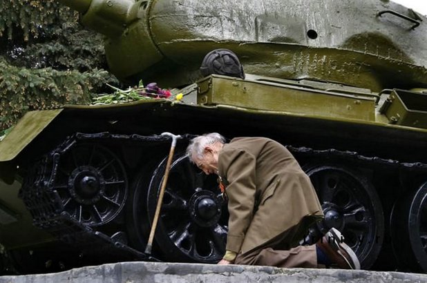 В малък руски град през 2008 година, по време на церемония в памет на жертвите във Втората световна война, ветеран излиза от тълпата и се приближава към танк Т-34, който е превърнат в паметник. След проверка на резервоара, ветеранът пада на колене, защото се оказва, това е военната машина, с която е отслужил последните етапи на войната
