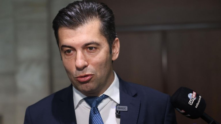 "Горд съм, че моята оставка налага нов стандарт в политиката", пише той