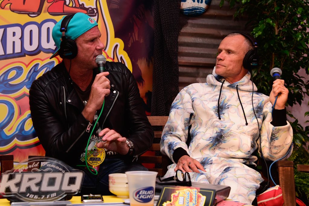 Докато снимат MTV`s Spring Break във Флорида, Флий и Чад Смит били съдени след като слезли от сцената, хванали една жена и почнали да я шляпат.