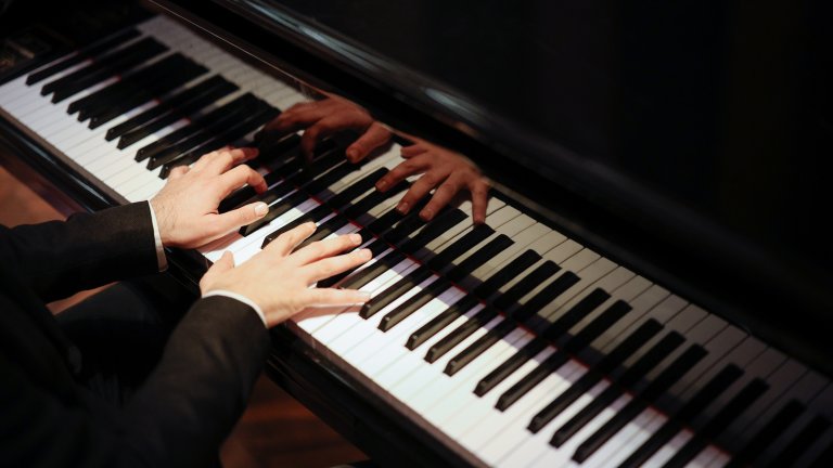 Пътешествие през векове на иновации - от монохорда на Питагор до инструментa, който днес доминира световните сцени