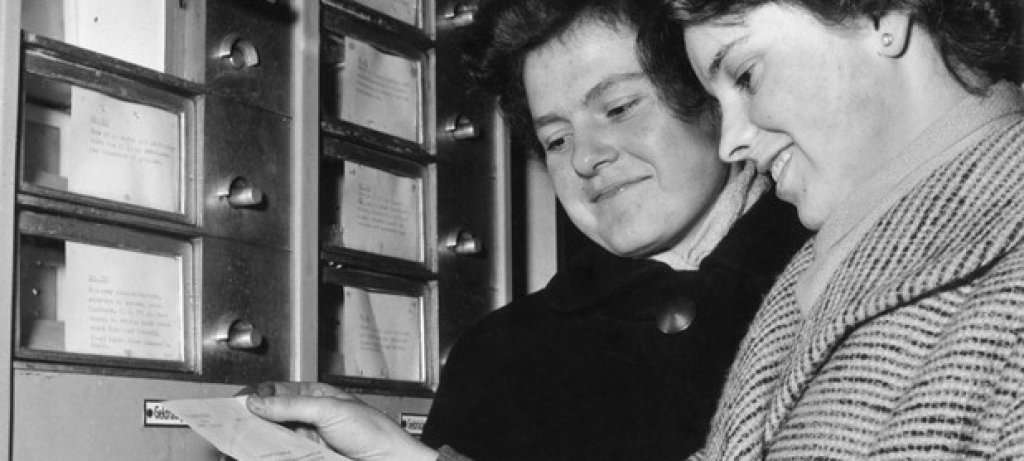 Tinder-ът на баба ви
Този апарат, поставен през 1955 г. на гарата в Любек и наричан от "Zeit" "машина за сватби", не просто служи за развеселяване на пасажерите, но и може да отвори пътя към любовта на живота ви. Ако пуснете две марки в машината, имате възможност да прочетете заключените в него обяви за запознанства - а при интерес, да пишете на отсрещния човек.