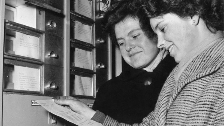 Tinder-ът на баба ви
Този апарат, поставен през 1955 г. на гарата в Любек и наричан от "Zeit" "машина за сватби", не просто служи за развеселяване на пасажерите, но и може да отвори пътя към любовта на живота ви. Ако пуснете две марки в машината, имате възможност да прочетете заключените в него обяви за запознанства - а при интерес, да пишете на отсрещния човек.