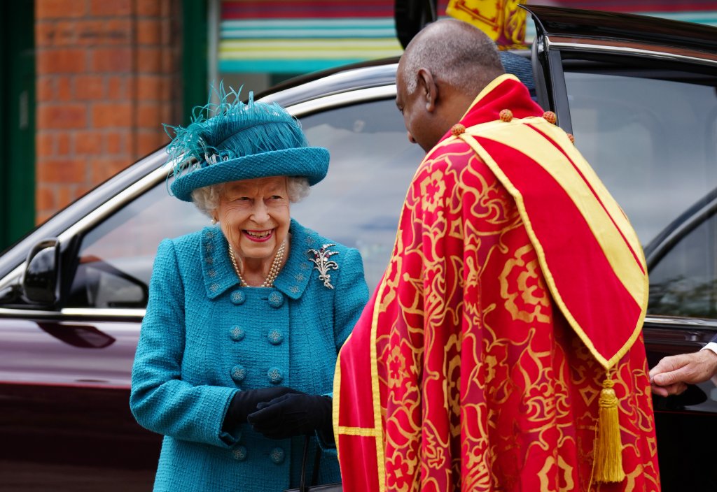 Ръкавиците не са просто аксесоарРъкавиците са елегантен аксесоар, но това не е единствената причина кралските особи, а и не само, да ги носят почти навсякъде навън в по-хладните дни. Те осигуряват защита на ръцете при докосване на различни повърхности и при здрависване с повече хора, но и предпазват ръцете от неблагоприятните метеорологични условия, за да останат ръцете в безупречен вид.