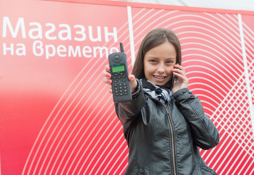 20-годишната Меган Тодорова е връстник на първата мобилна мрежа в България. През септември се навършват 20 години от първия GSM разговор у нас. Той се е състоял в мрежата на Мтел, а 20-годишното момиче днес е служител на телекома