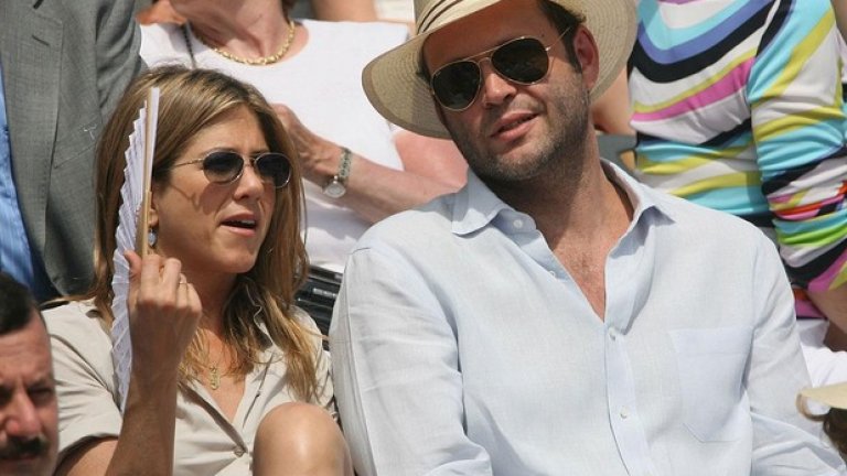 Дженифър Анистън и Винс Вон 
Много от двойките в Холивуд са се влюбили, докато са снимали общ проект заедно. През 2006-а Винс Вон и Дженифър Анистън се запознават по време на снимките на The Break-up и се опитват да убедят публиката в същото – видели са се и са се харесали. 
Само че според слуховете това въобще не е така и  връзката им е била само поредния начин да промотират филмите си. На въпроса каква е причината за раздялата между актьорите, Вон неубедително отговаря, че връзката им е привличала твърде много внимание.