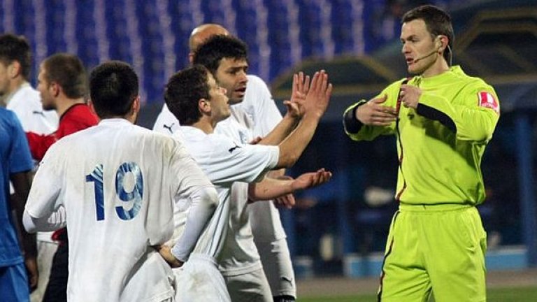 Младият съдия Стоян Денев успя да "блесне" с противоречиви решения дори в крайно лесен за свирене мач като Левски - Видима-Раковски (2:0)