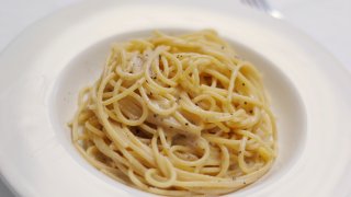 Spaghetti_cacio_e_pepe_(creamy_as_it_should_be)
