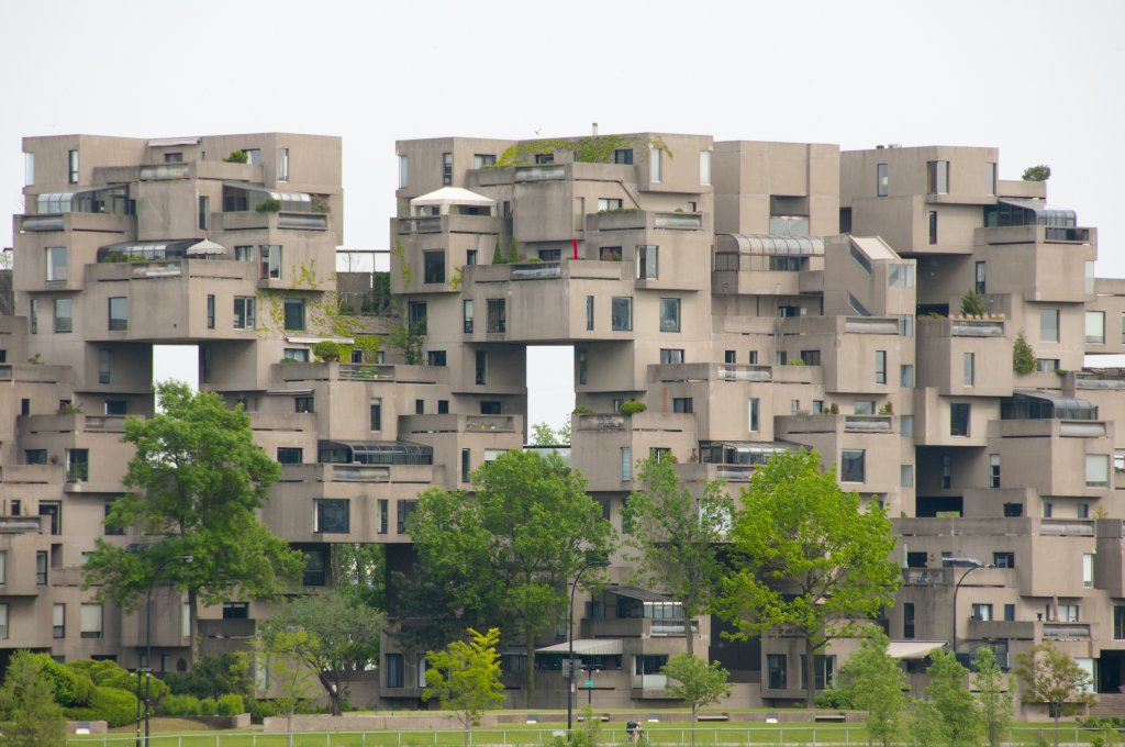 Habitat 67, МонреалHabitat 67 получава името си от световното строително изложение, което се състои в Монреал през 1967 г. Жилищният комплекс е съставен от общо 345 кубични помещения, които съставляват общо 146 жилища. Немалка част от апартаментите разполагат със собствени градини, независимо на кой етаж се намират, както и с тераси, които осигуряват зашеметяваща гледка към залива.