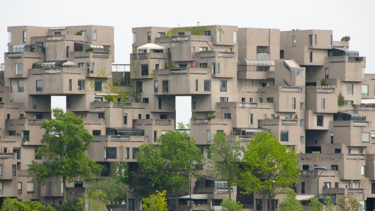 Habitat 67, МонреалHabitat 67 получава името си от световното строително изложение, което се състои в Монреал през 1967 г. Жилищният комплекс е съставен от общо 345 кубични помещения, които съставляват общо 146 жилища. Немалка част от апартаментите разполагат със собствени градини, независимо на кой етаж се намират, както и с тераси, които осигуряват зашеметяваща гледка към залива.