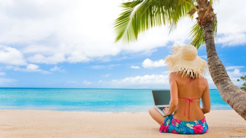 women-beach_00266777