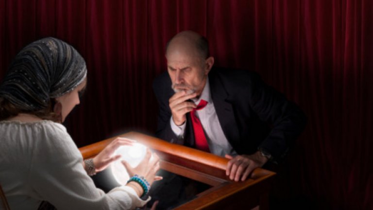 Продължава битката за сърцето на всеки български мистикократ. В нея се борят окултисти, феномени, всенародни лечители, гадатели, "общественици", а вече и официални представители на властта. Установената от тях мистикокрация прави човек зависим, лесно манипулируем и лесно управляем