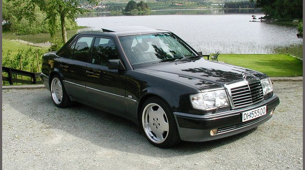 Mercedes-Benz 500E (1990-1994)
Това е спортната версия на популярната E-класа от края на 80-те и началото на 90-те години. 500Е е създаден и произвеждан в тясно сътрудничество с Porsche и получава името „вълк в овча кожа”. За производството на един 500Е са били необходими 18 дни, тъй като всяка кола е била постоянно транспортирана до и от фабриката на Porsche. За съжаление, тази версия се произвежда едва 4 години.