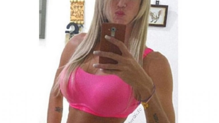 В повечето случаи изглежда така - облечена небрежно