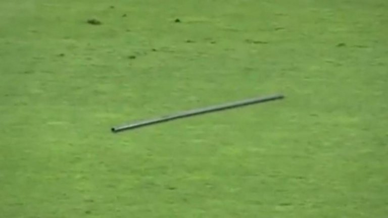 Накрая отново се връщаме към ултрасите на Локомотив Пловдив, които не се нуждаят от сериозни поводи, за да покажат изключителното си възпитание. Миналата година младият вратар на Славия Антонис Стериакис беше обстрелван с различни предмети, включително еднометров метален прът, по време на победата на своя отбор над Локо Пловдив с 2:1 на "Лаута".
Двайсетина минути преди края група интелектуалци от трибуна "Бесика" започна да замерва 18-годишното момче и се наложи лично собственикът Христо Крушарски да влиза на трибуната и да ги усмирява. Към Стериакис летяха запалки, монети и бутилки, а върхът беше металният прът, метнат като копие и за щастие разминал се с целта. Единственото последствие за това изпълнение беше скромна глоба за Локо в размер на 3300 лева.