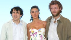 Най-масовото напускане на прожекция
 Не са един и два филмите от фестивалната програма в Кан, които са посрещани с освирквания и демонстративно напускане на залата. Но единственият филм, който цялата публика на фестивала е напуснала, без да го изгледа докрай, е “Необратимо”.
Причината е, че в драмата на Гаспар Ное има извънредно дълга и брутална сцена на изнасилване, изиграна от актьорите Моника Белучи и Жо Престия.