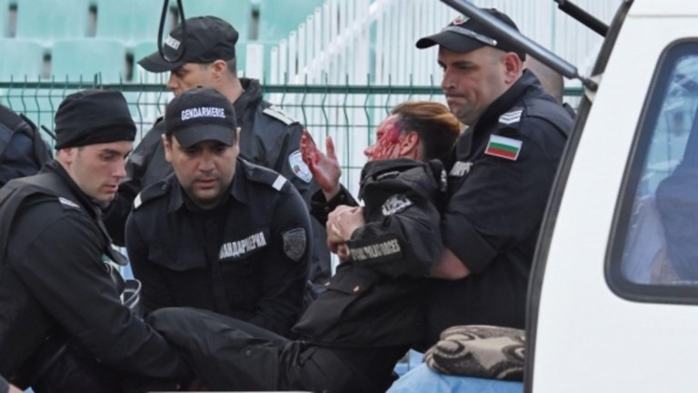 Йордан Исаев, който рани двама полицаи на ЦСКА - Левски, остава в ареста