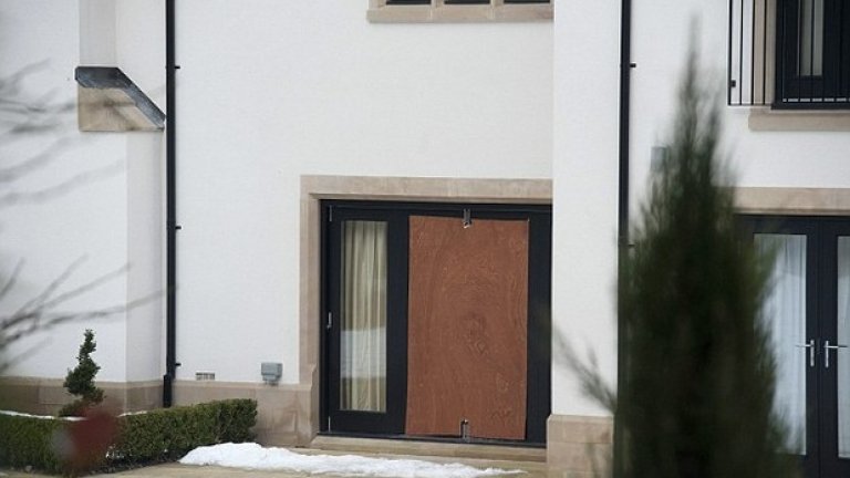 Вратата и прозореца, през които са опитали да влязат крадците.