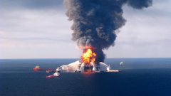 Спасителни хеликоптери, кораби и самолет търсят изчезнали работници след експлозията и пожарът, които потопиха платформата в Мексиканския залив