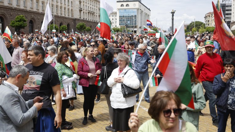 Протест в центъра на София в защита на лева (снимки)