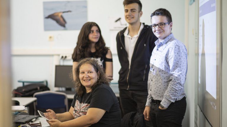 Милена Иванова - старши учител по английски език, е нашият гид в потайностите на добавената реалност и ни демонстрира как работи Smart CratAR - онлайн инструментът, с който се създават упражненията за приложението.