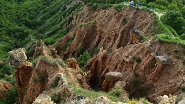 Под напора на ерозията, природата неуморно чертае нови и разрушава стари образувания, придавайки на Стобските пирамиди все по-смайващ облик.