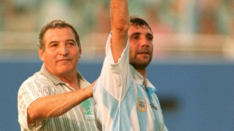 Заедно с треньора на България Димитър Пенев в момент на радост след победата с 2:0 над Аржентина на Мондиал'94 в САЩ